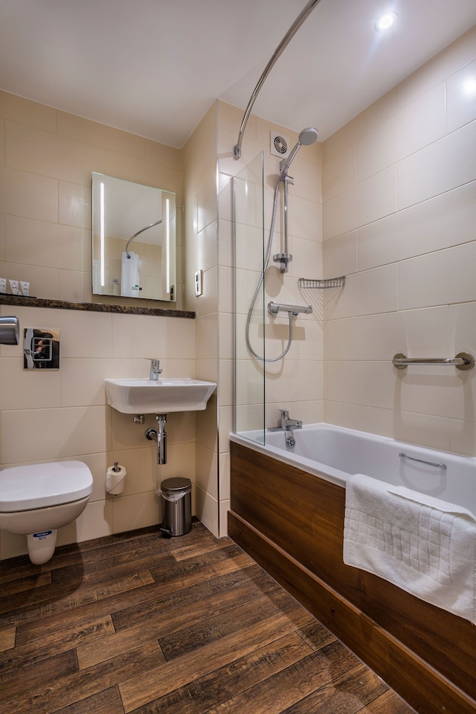 Best Western the Three Swans Hotel 66/69