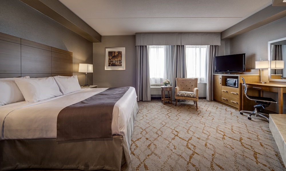 SUITE, KING BED, JETTED TUB