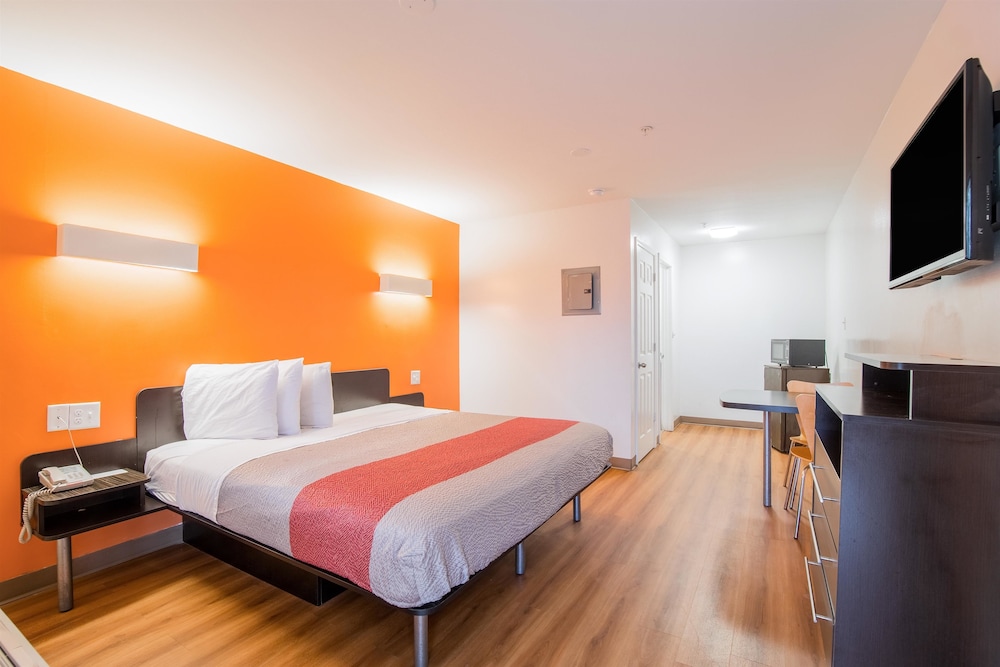 DELUXE, QUEEN BED, ACCESSIBLE