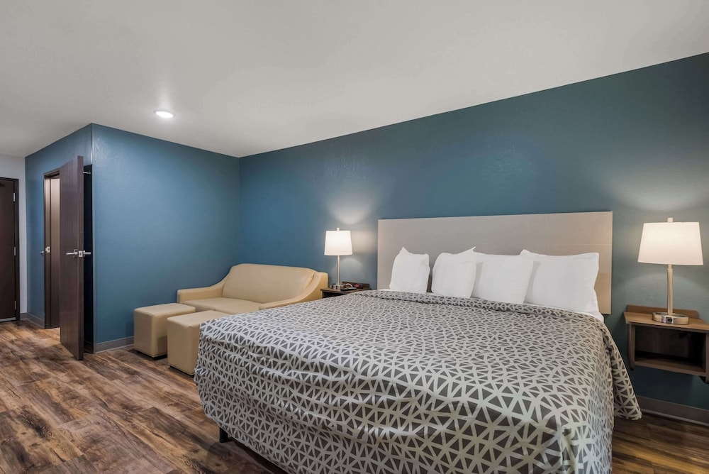 Woodspring Suites Milwaukee - Menomonee Falls 8/27