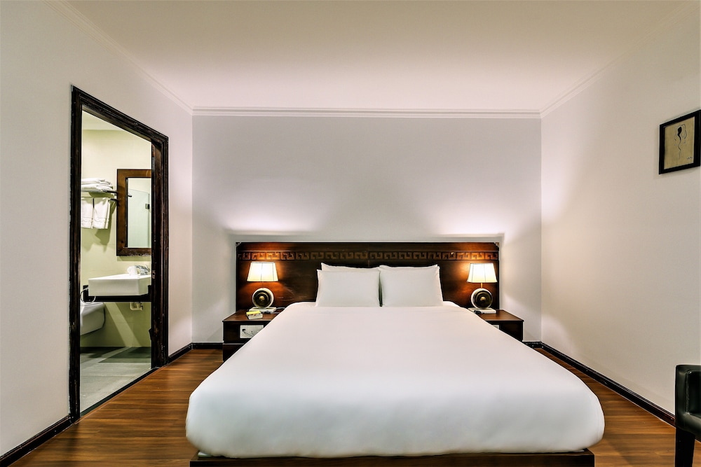 Chu Hotel 8/70