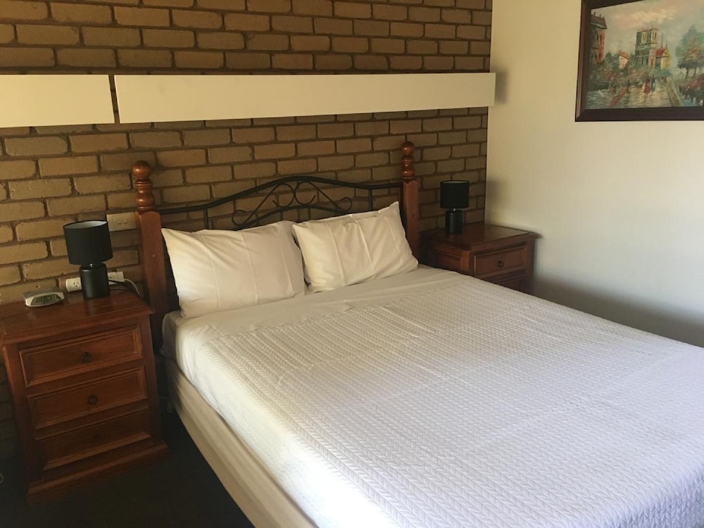 Tudor House Motor Inn 23/62