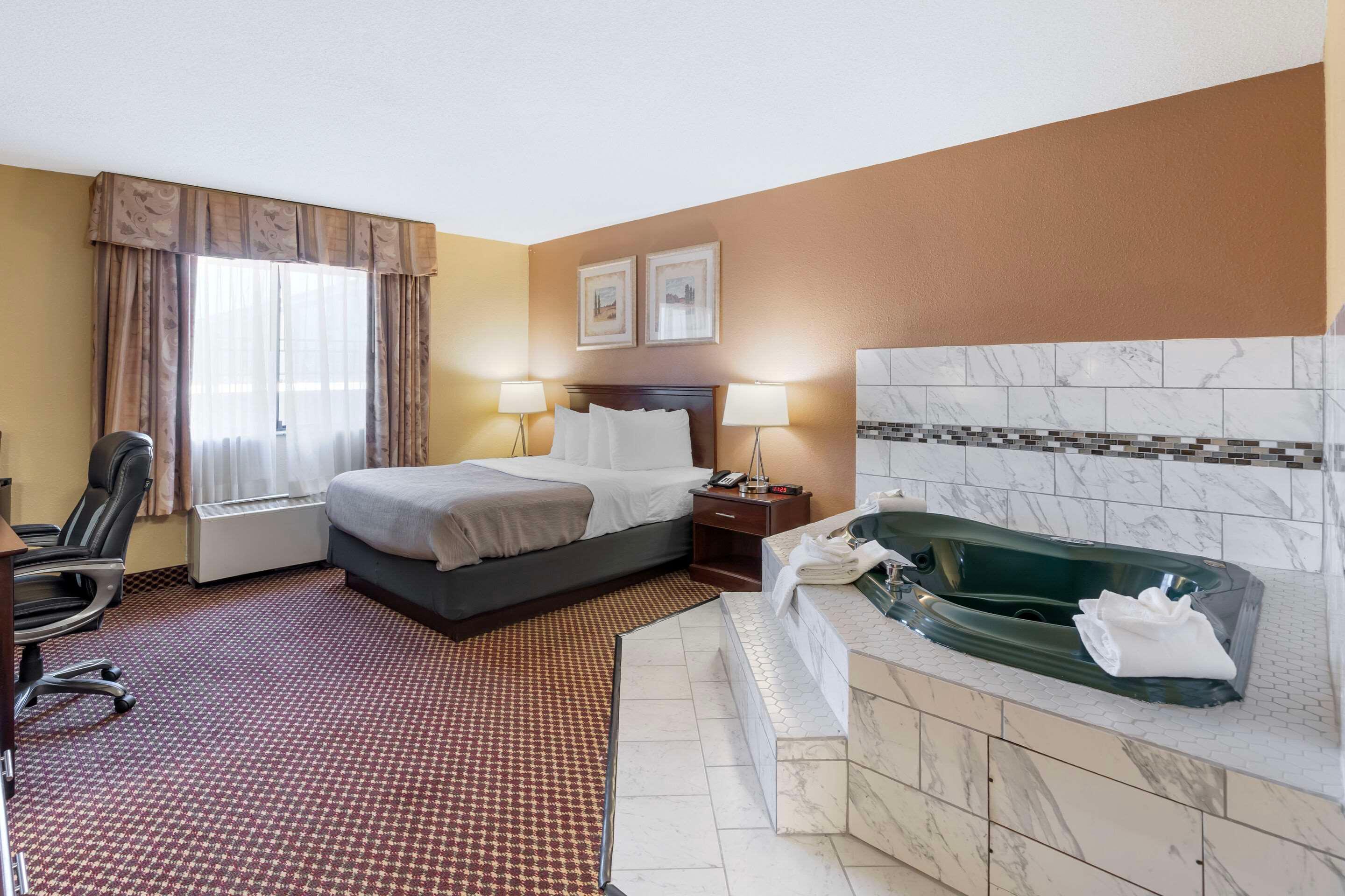 جناح، Quality Inn & Suites Bloomington University Area 2/3