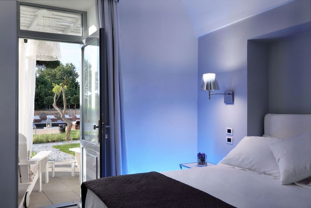 Superior, King Bed, Pool View, Pool Side