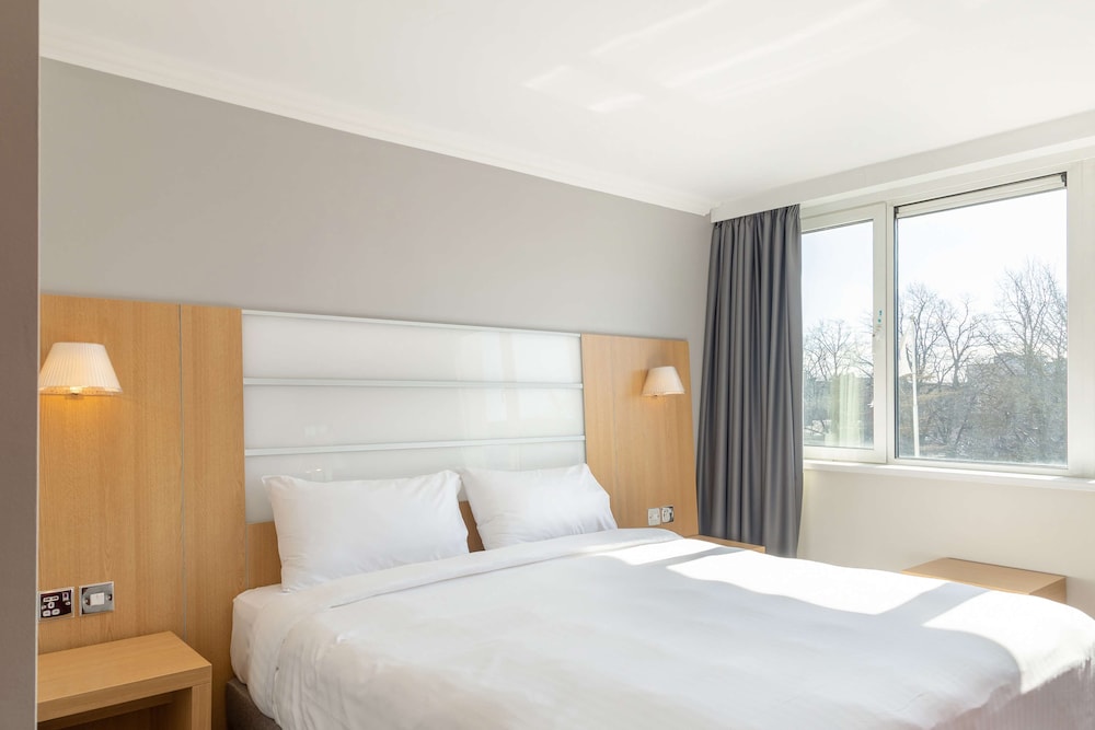 Mercure Northampton 8/63