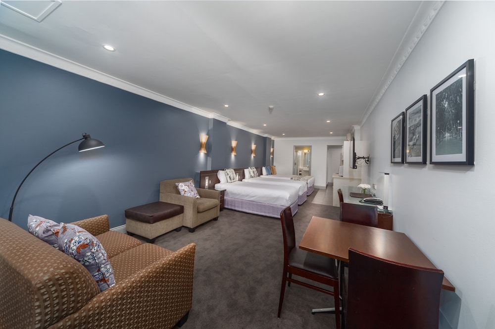 HYDE PARK INN 26/50