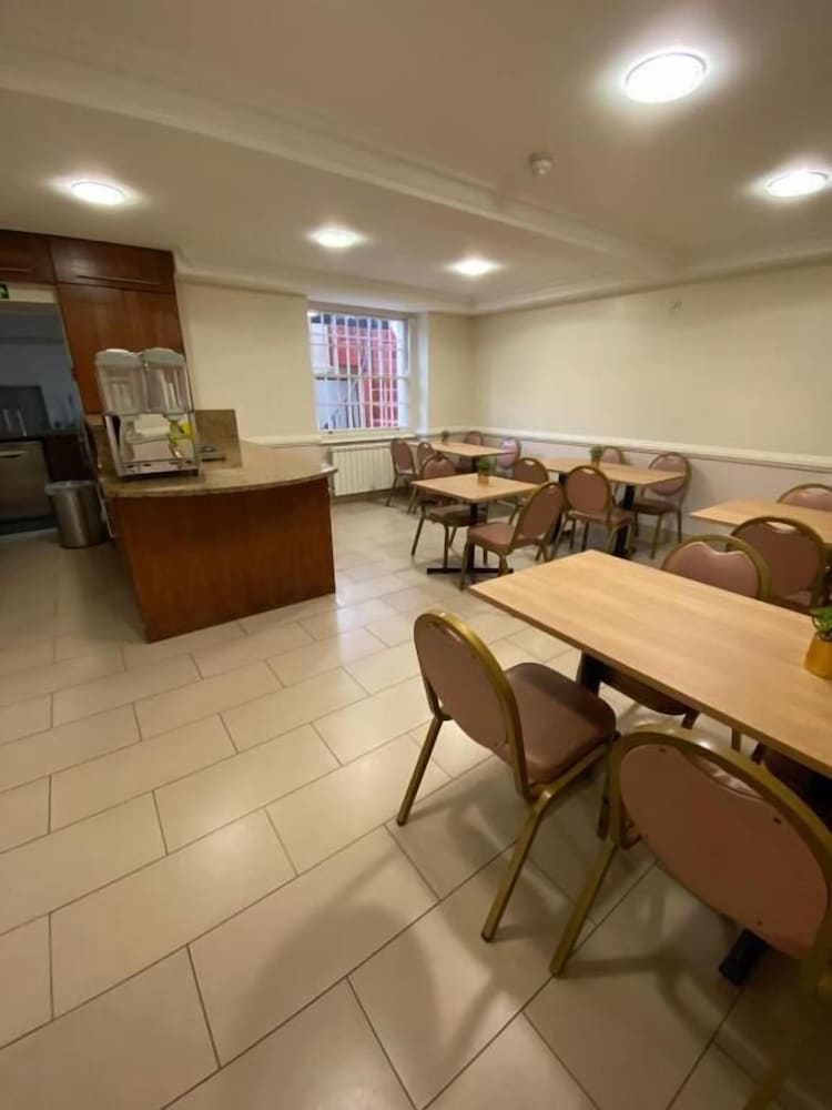 Orchard Hotel 39/41