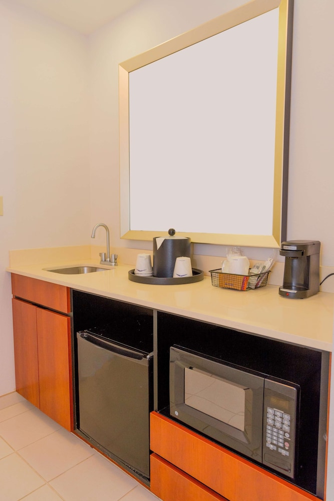Hampton Inn Suites Riverside Corona East 28/66