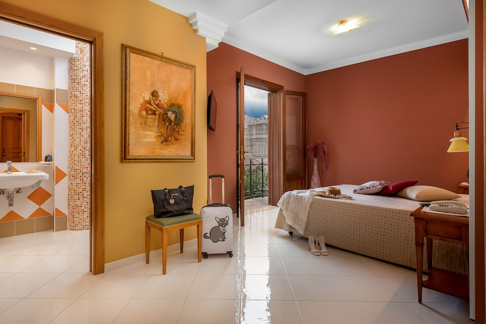 Hotel Mediterraneo 7/27