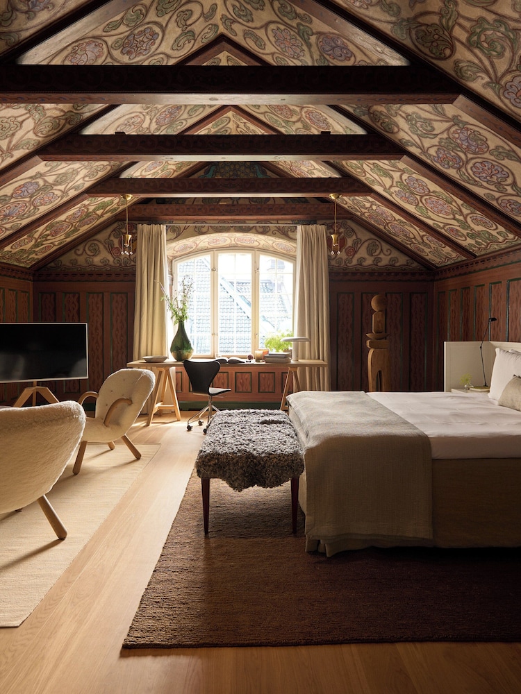 SUITE, KING BED, CITY VIEW