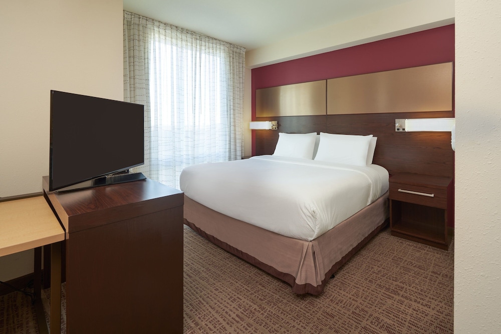 STUDIO, KING BED, SOFA, ACCESSIBLE