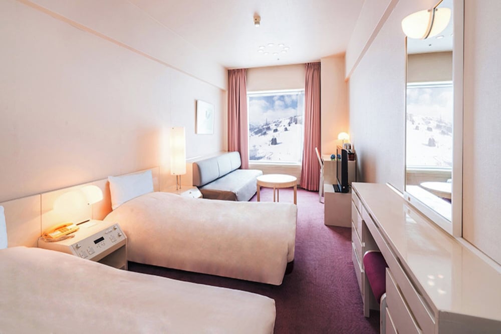 Twin Beds, Wing 6