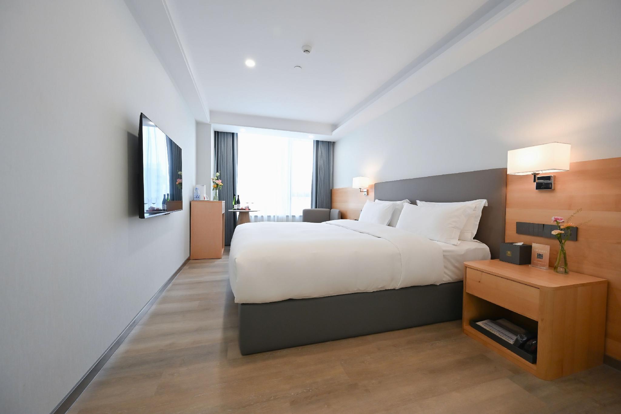 DELUXE KING BED ROOM