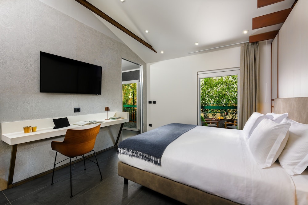 Penthouse, Studio
