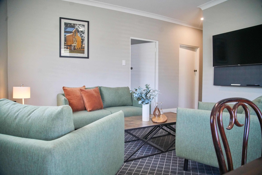 COUNTRY COMFORT ARMIDALE 48/63
