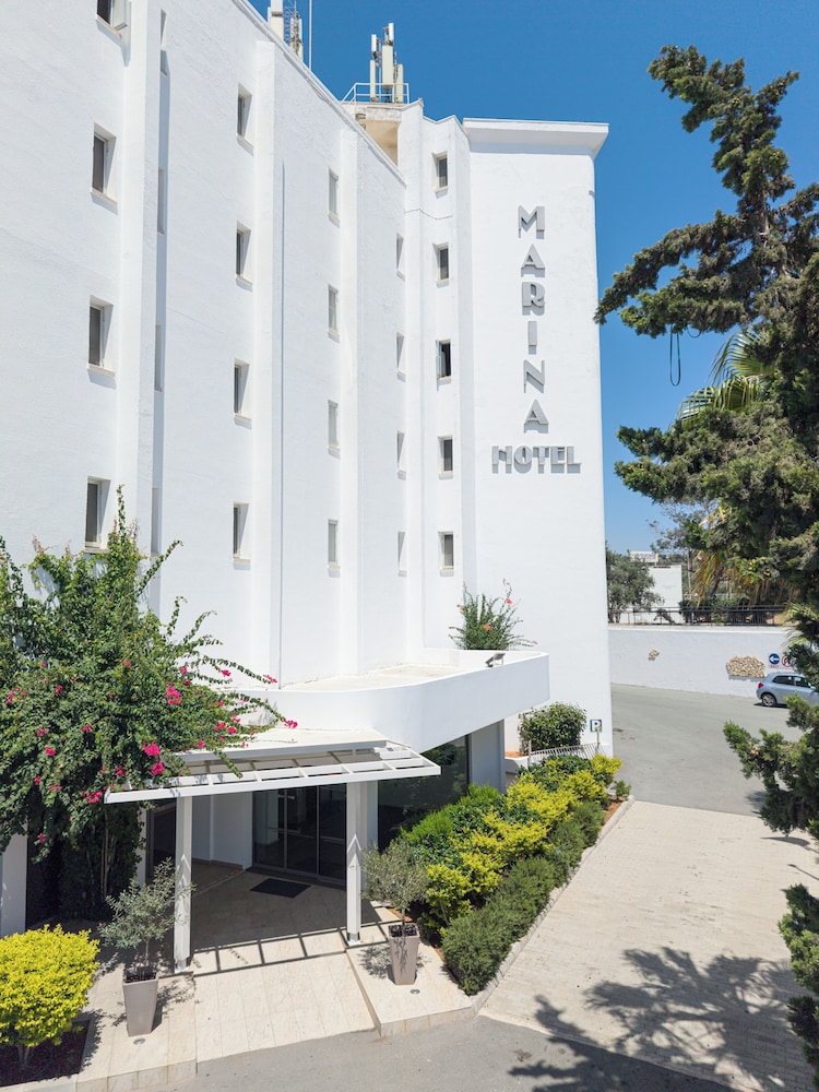 Marina Hotel 10/68