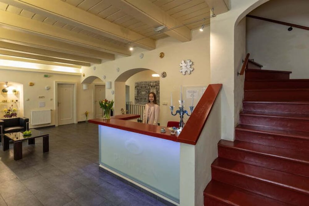 HOTEL PEREGRIN 16/72
