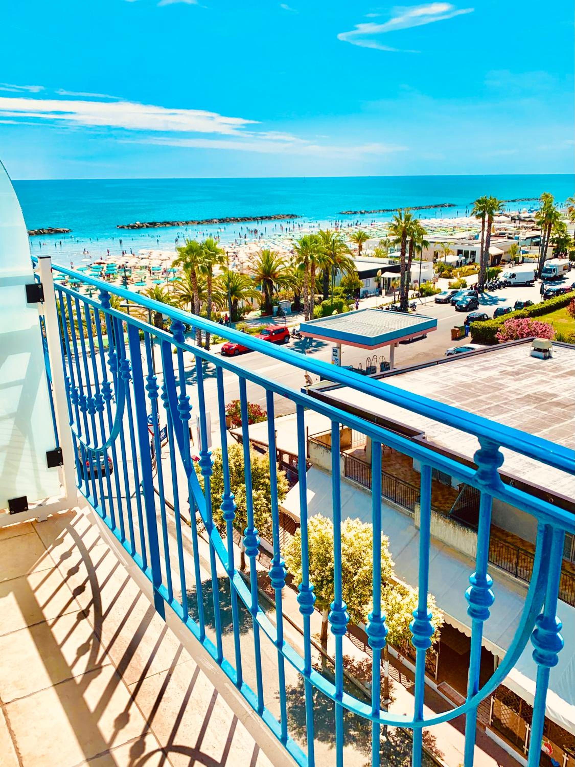 Hotel Ambassador 3/50
