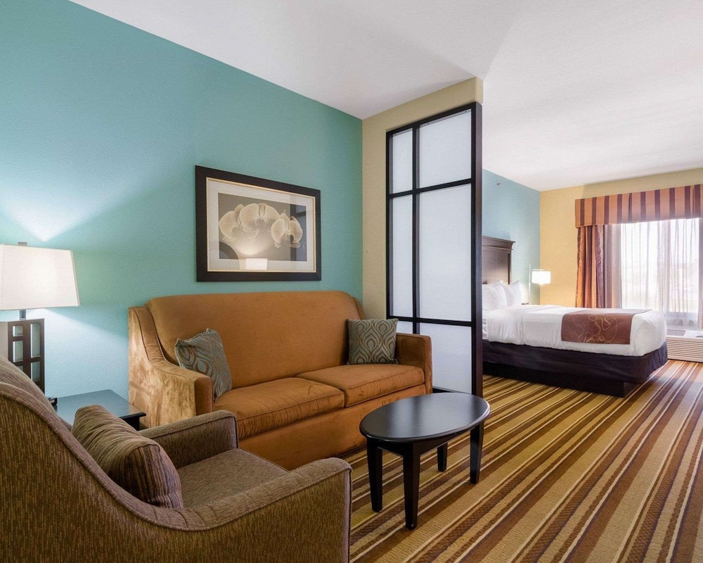 Comfort Suites Topeka Northwest 16/32