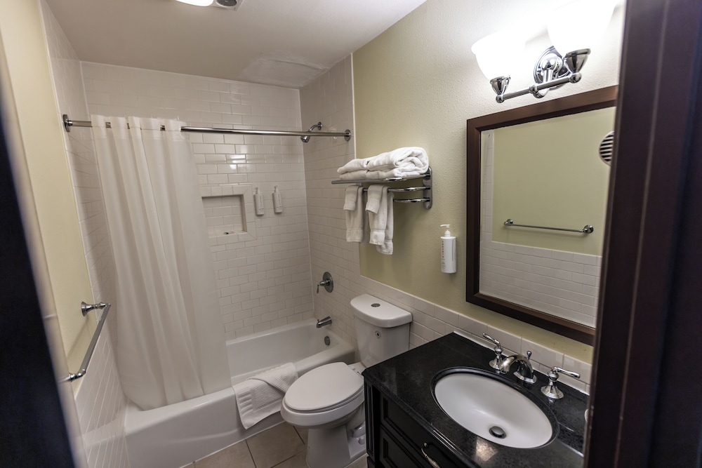 Mammoth Creek Inn 57/59