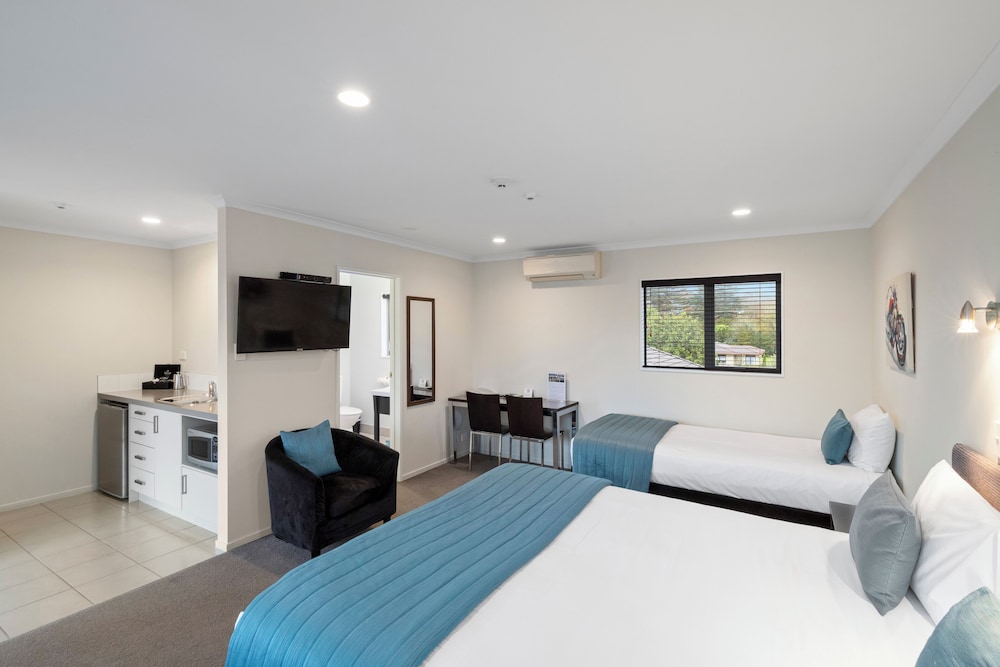 EXECUTIVE, STUDIO, MULTIPLE BEDS, KITCHENETTE