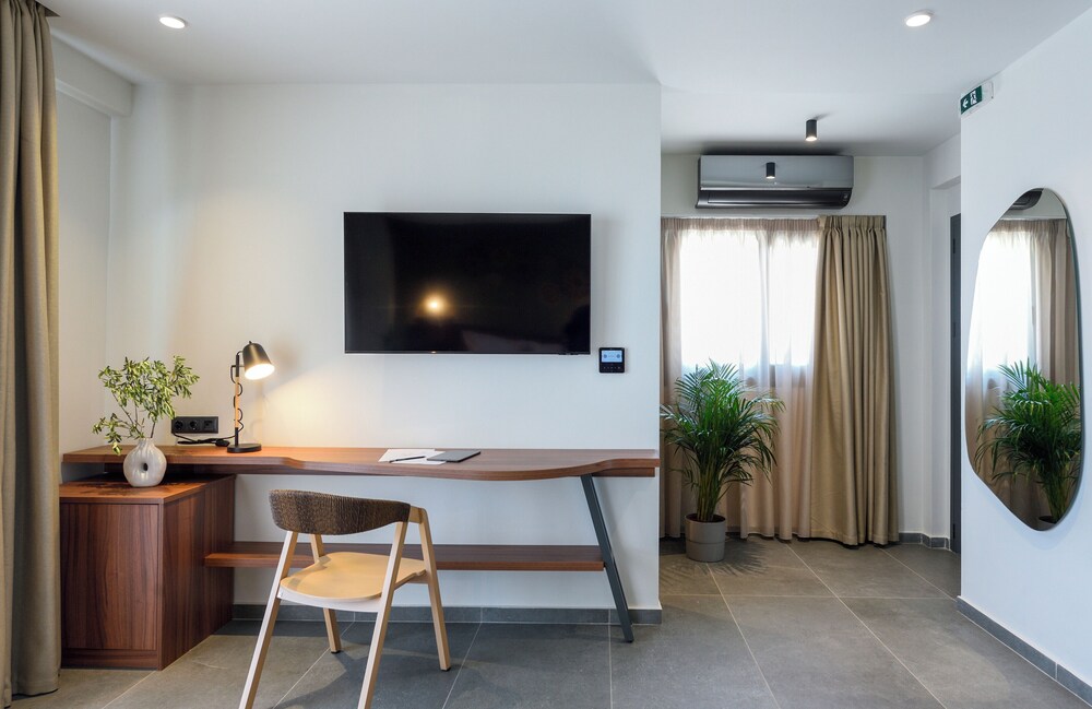 Amyntas Seafront Hotel 11/58