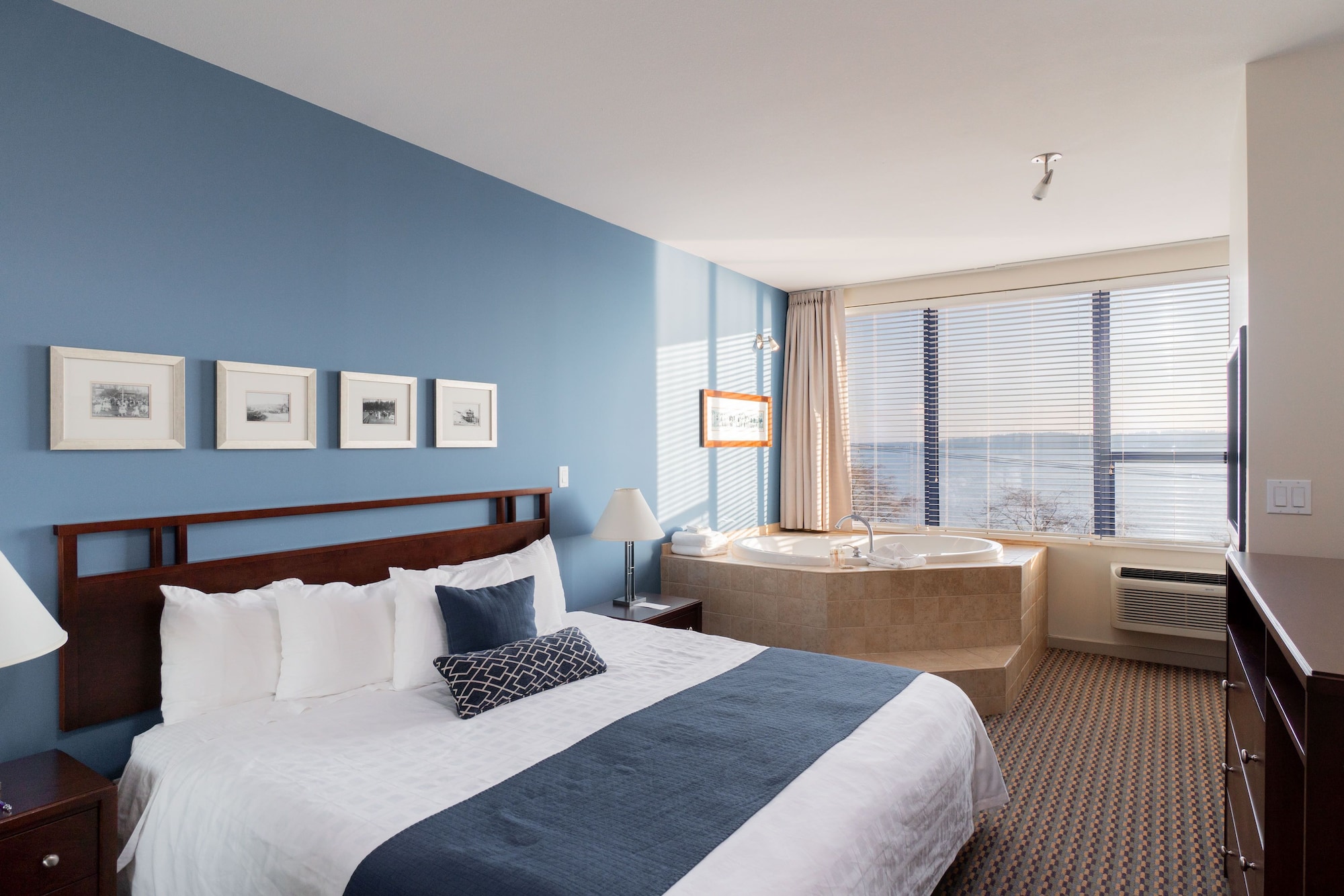 1 BEDROOM, SUITE, JETTED TUB