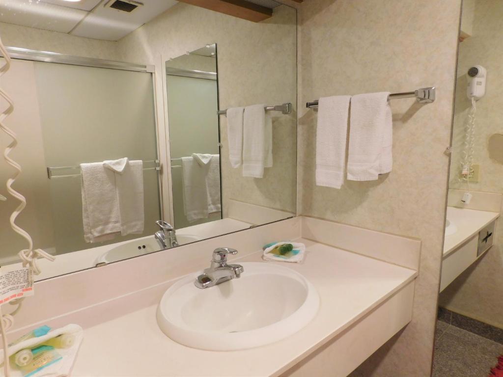 The Summit Inn (ex Howard Johnson Snoqualmie/Summit) 31/33
