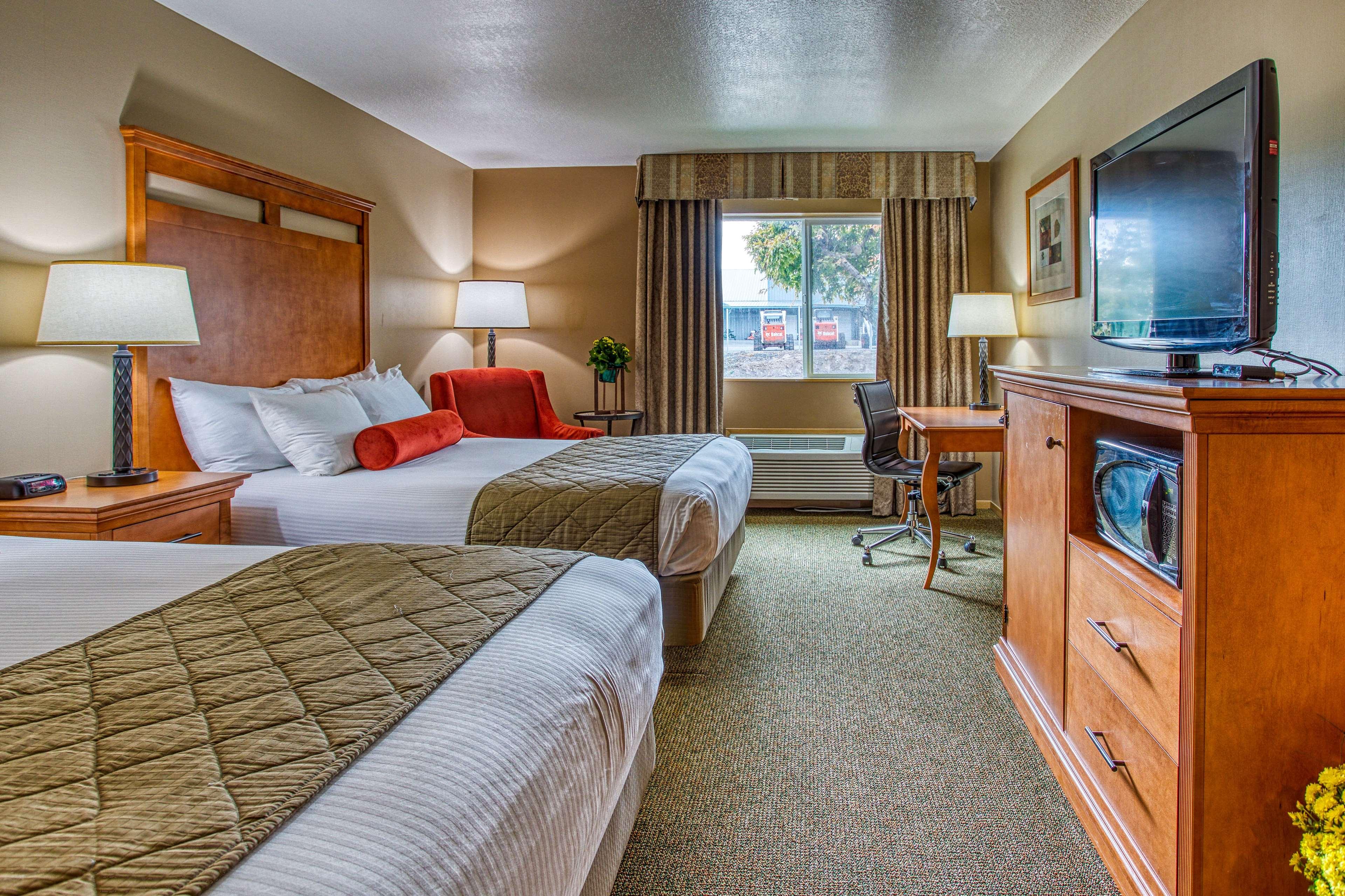 Suite, 2 Queen Beds, with Extra Queen Bed
