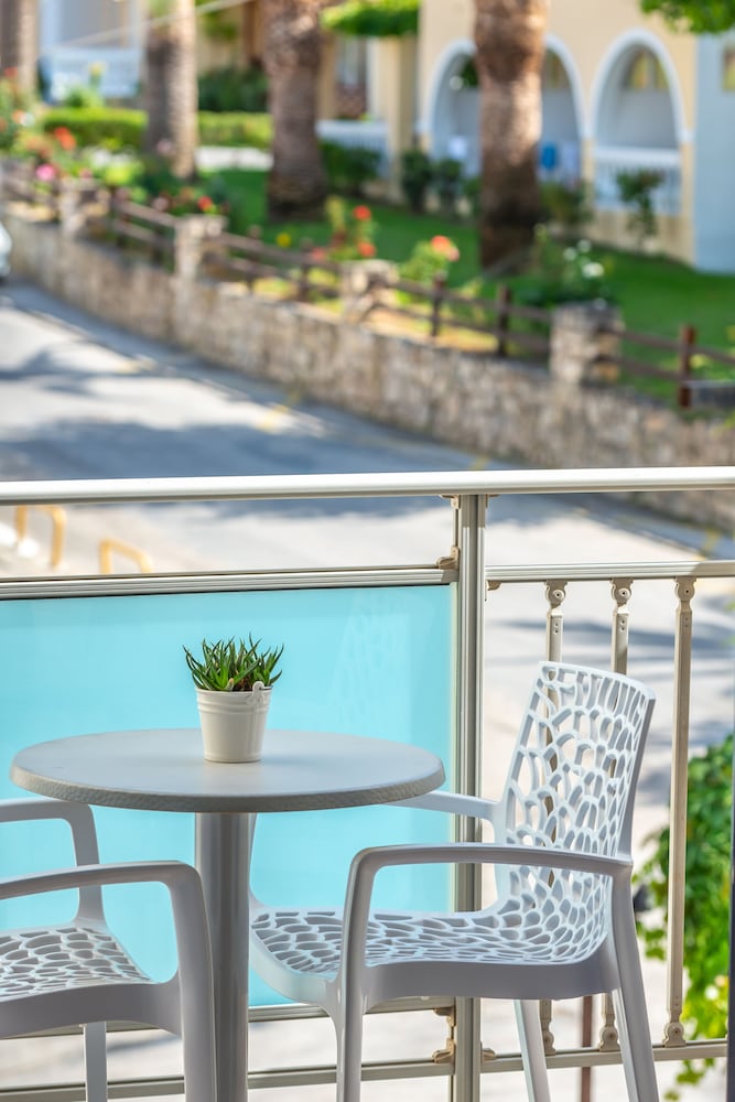 Contessa Hotel 83/105