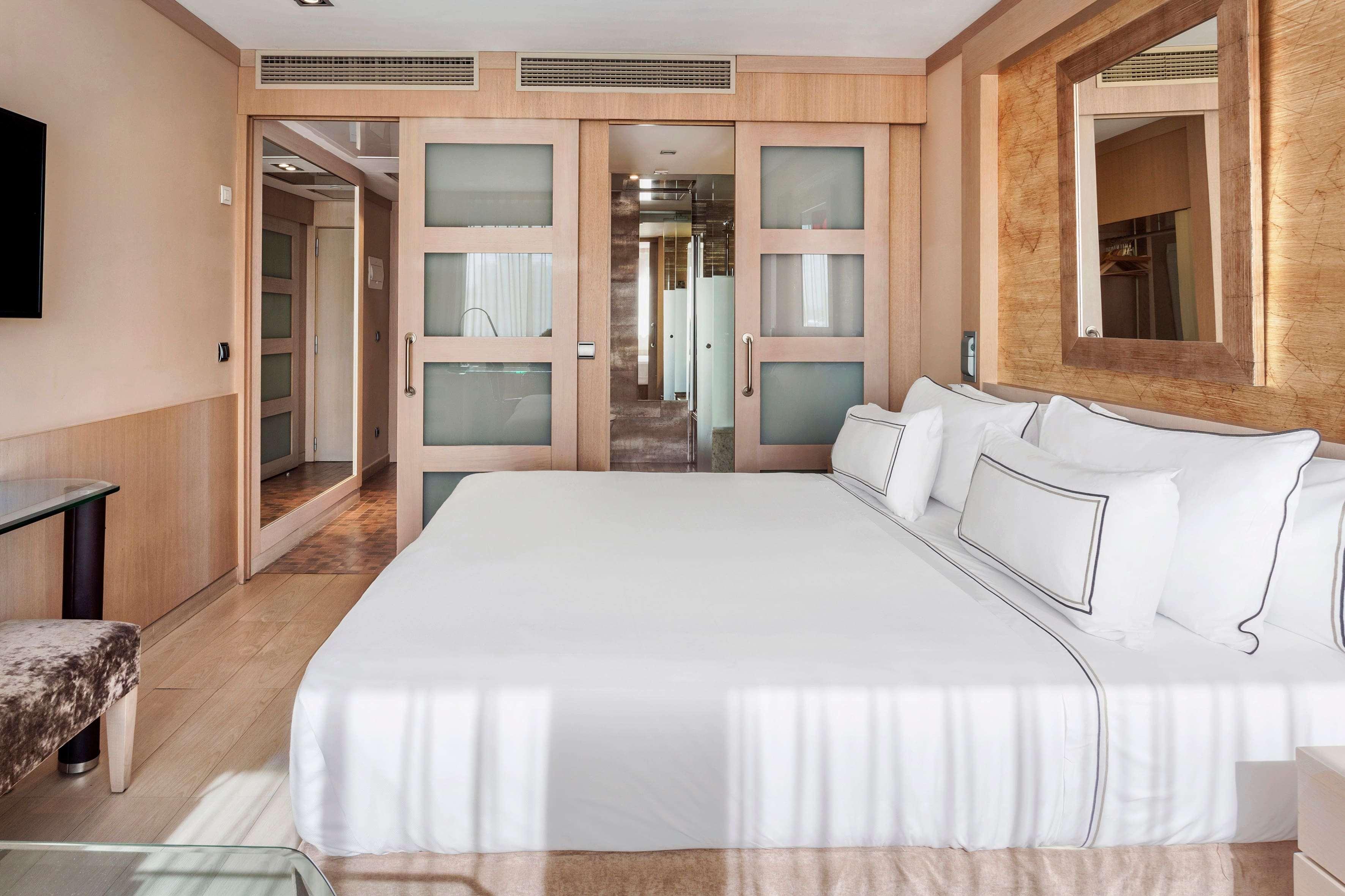 Melia, Single, Queen Bed