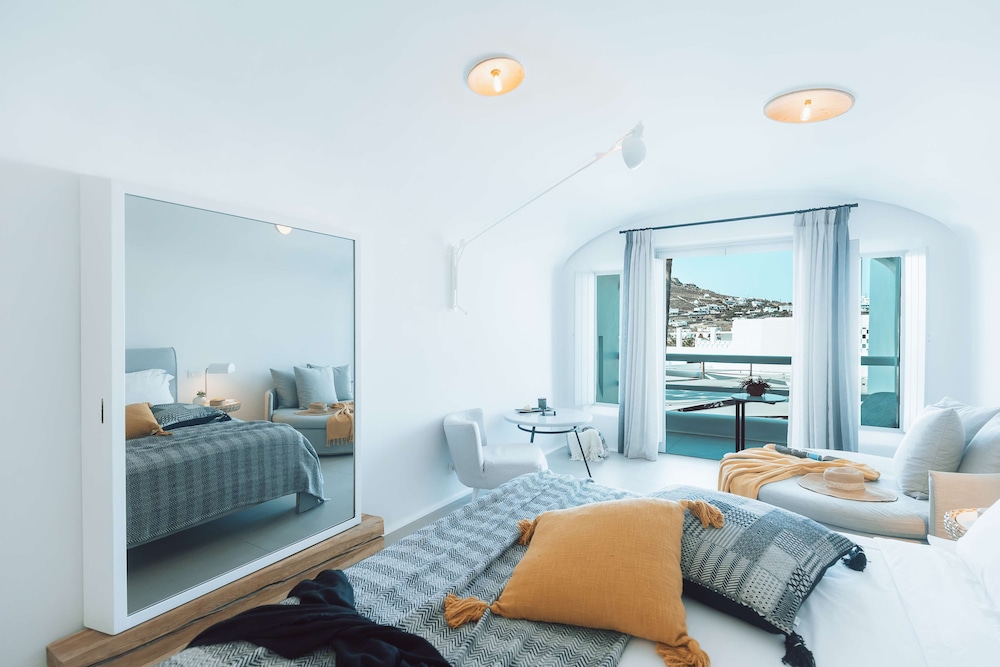 SUPERIOR, KING BED, PARTIAL SEA VIEW