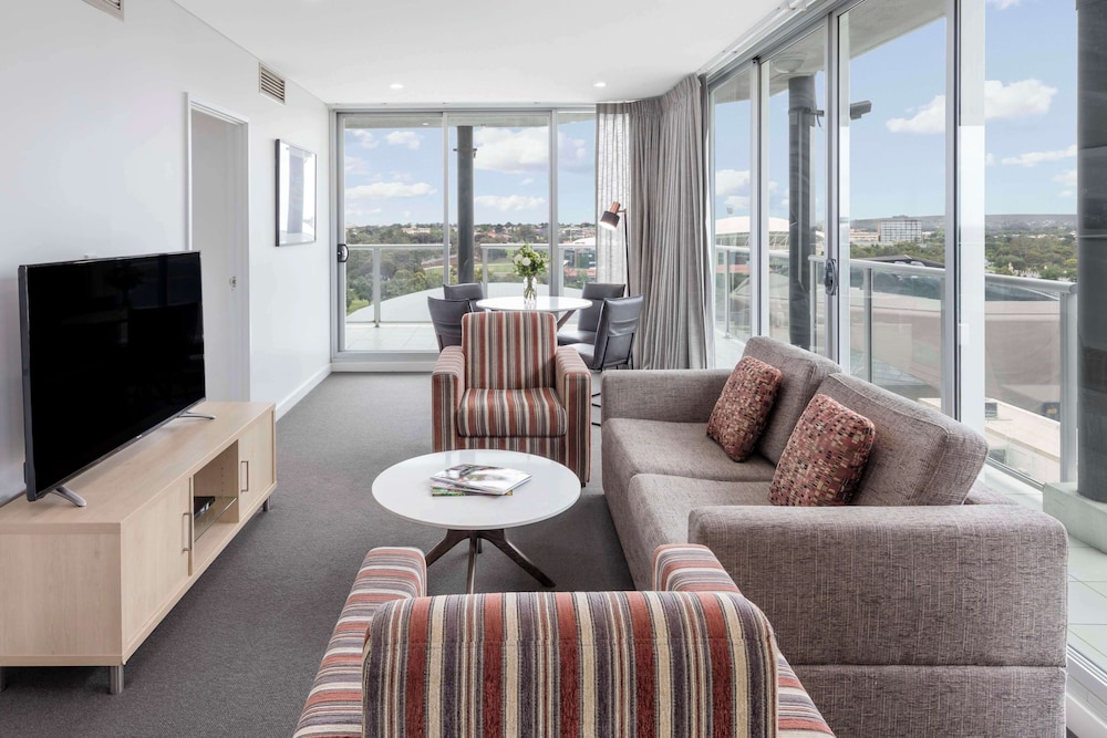 Oaks Embassy Adelaide Suites 47/64