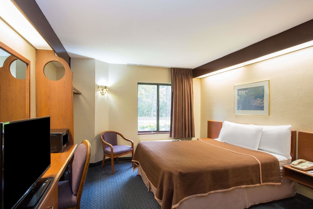 Travelodge By Wyndham Fort Myers Airport 16/23