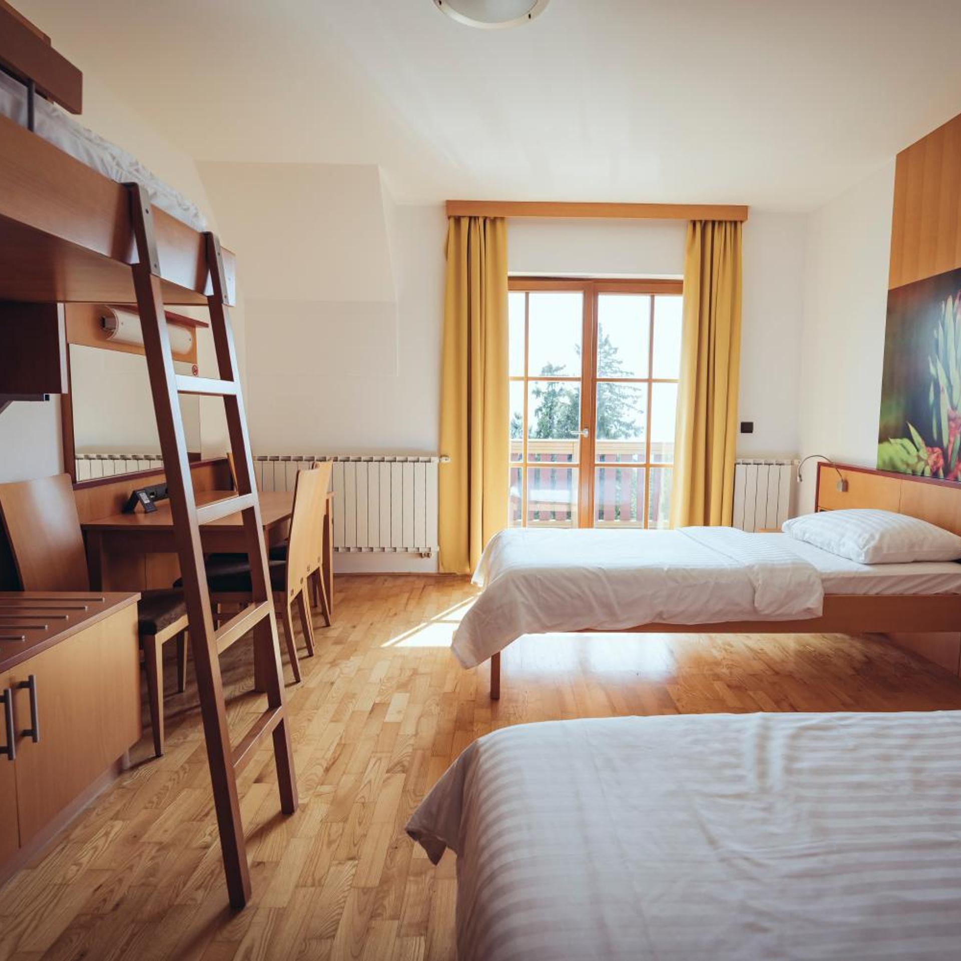 غرفة بسريرين منفصلين بشرفة، HOTEL VIDEC 4/10