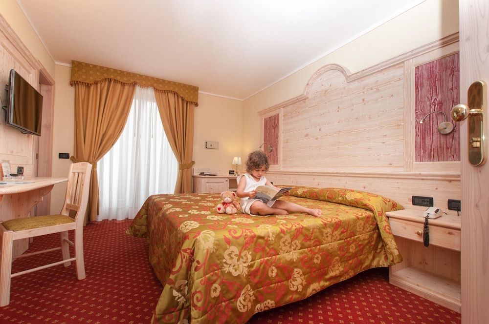 ROOM, DOUBLE OR TWIN BED