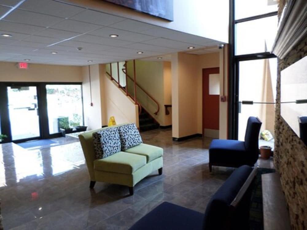 Travelodge by Wyndham Cleveland Lakewood 6/28