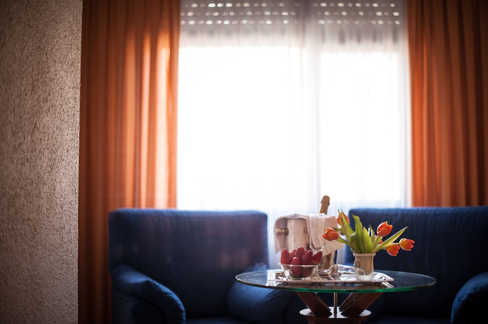HOTEL UNZAGA PLAZA 40/63