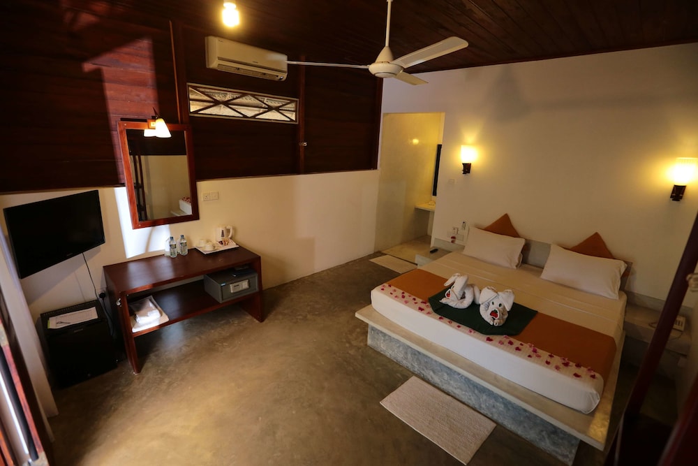 Lagoon Paradise Beach Resort 24/60