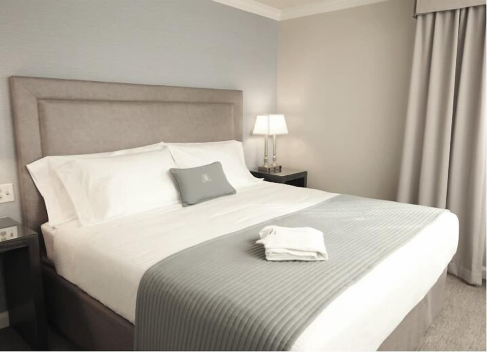 Ethan Allen Hotel 20/65