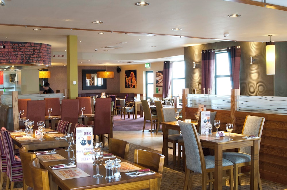 Premier Inn Glasgow Newton Mearns (M77 J4) 38/54