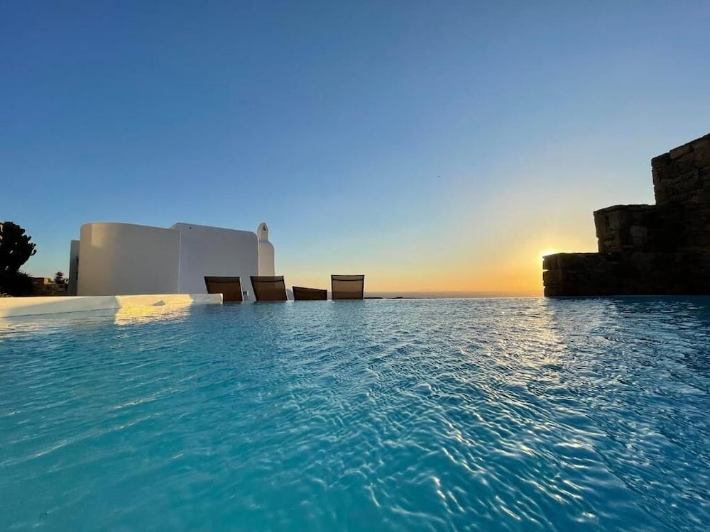 WHITE ROCK SUITES & VILLAS 40/50