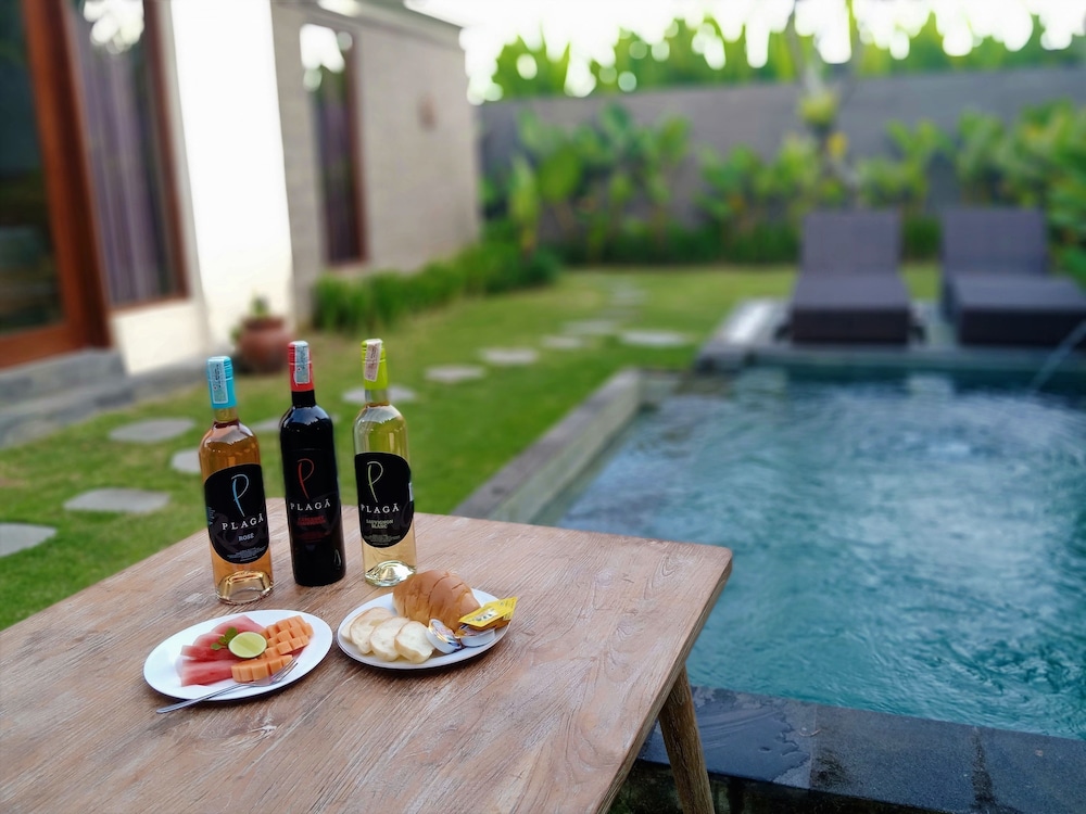 Three Gold Luxury Private Villas 30/50