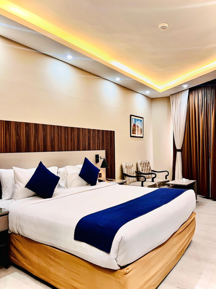 DELUXE, DOUBLE BED
