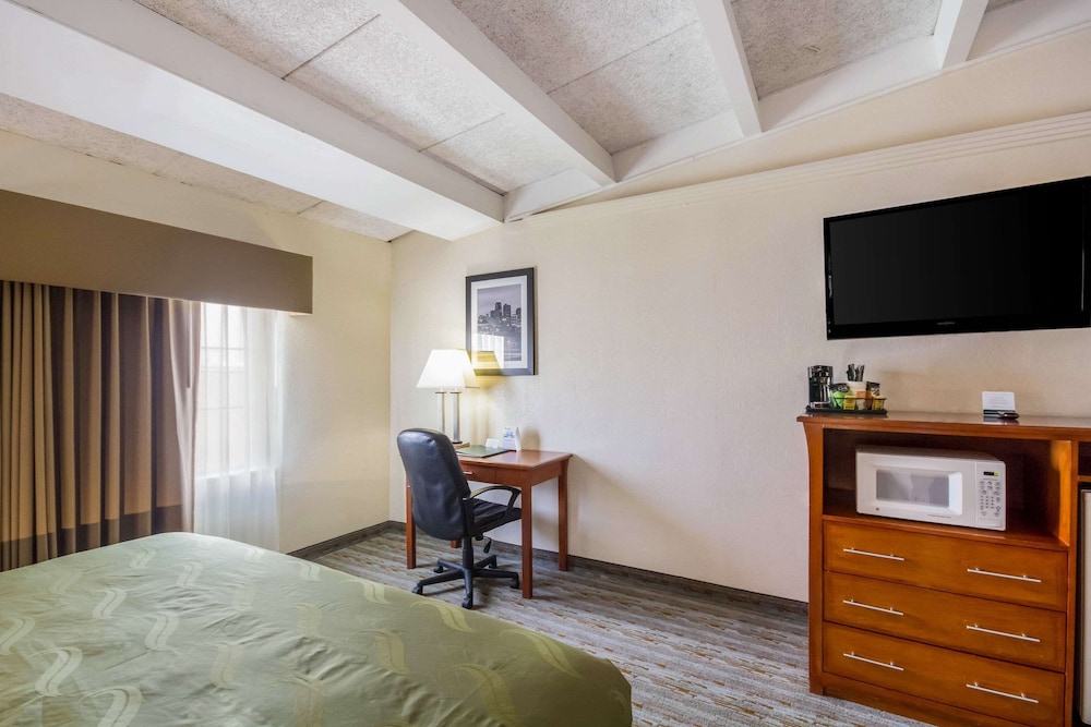 Quality Inn & Suites Kansas City - Independence I-70 East 20/34