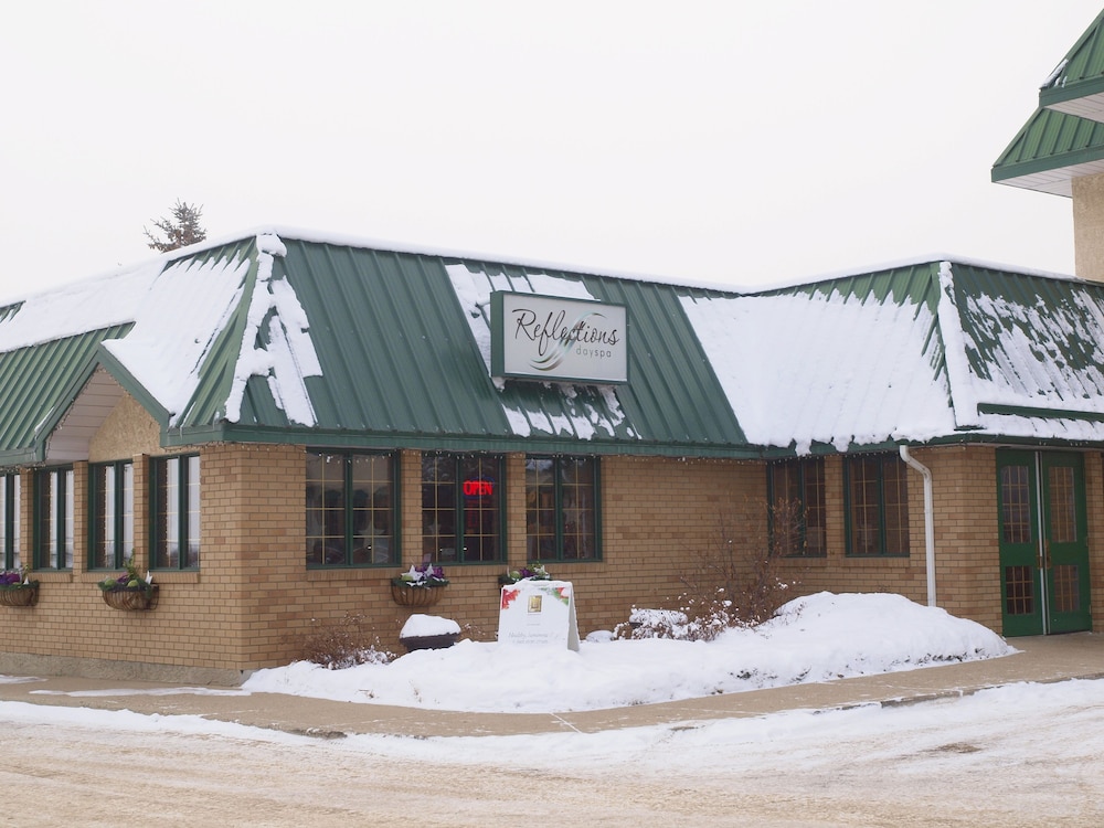 Travelodge by Wyndham Lacombe 4/54
