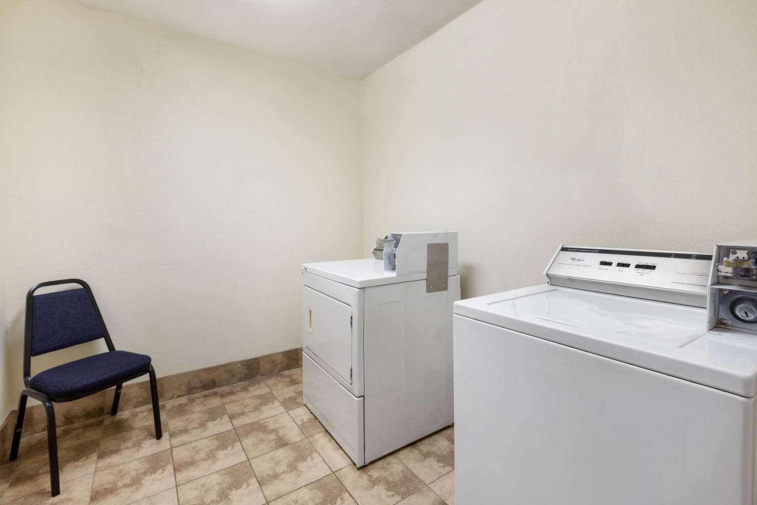 La Quinta Inn & Suites by Wyndham Tulare 33/40