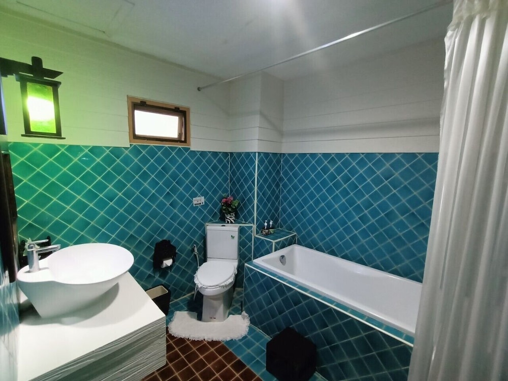 P Paradise Hotel 48/50