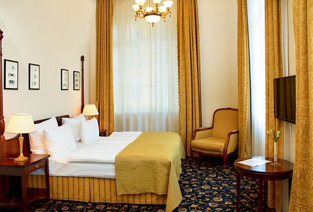 DELUXE, DOUBLE BED