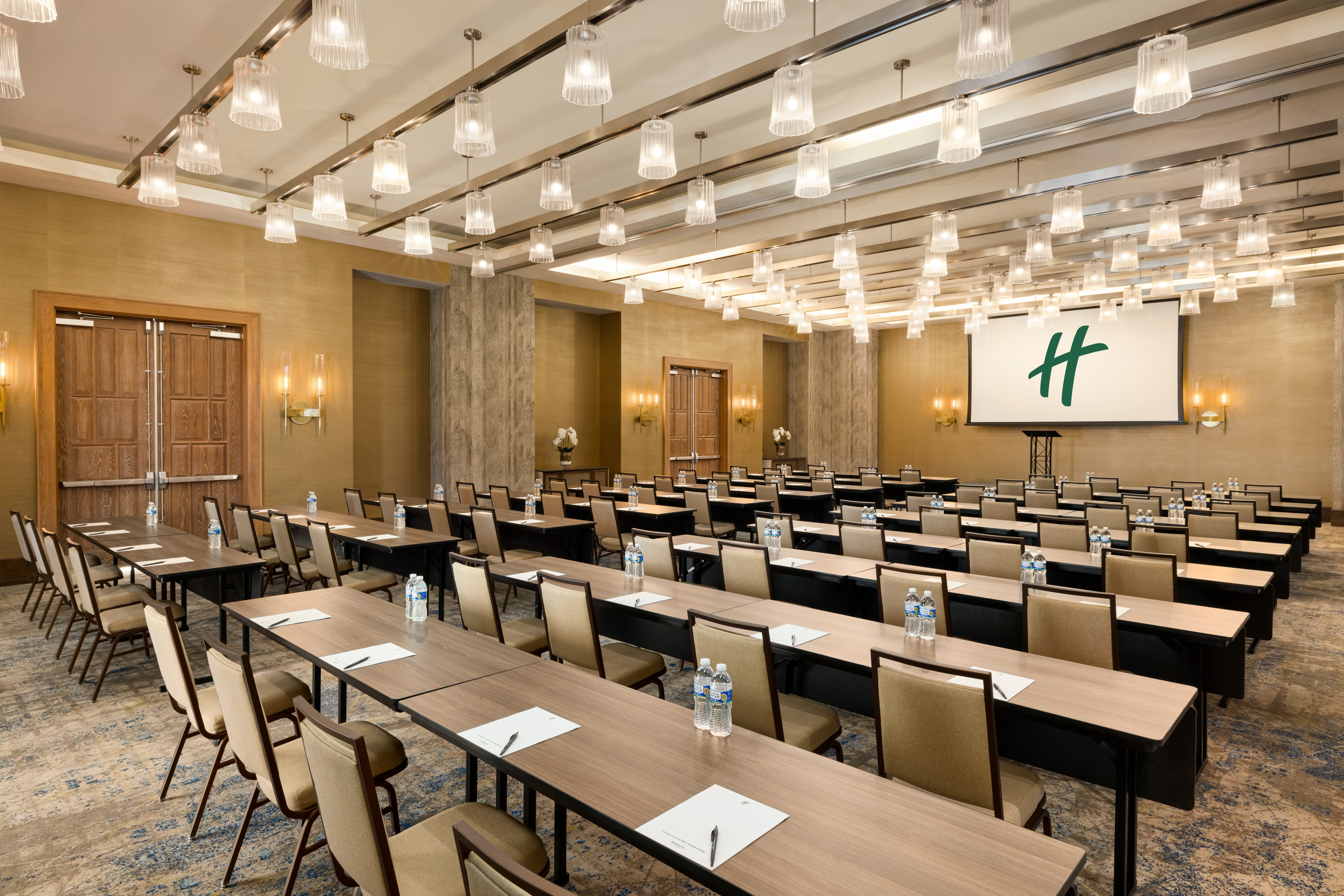 Holiday Inn & Suites Nashville Downtown Broadway 73/82